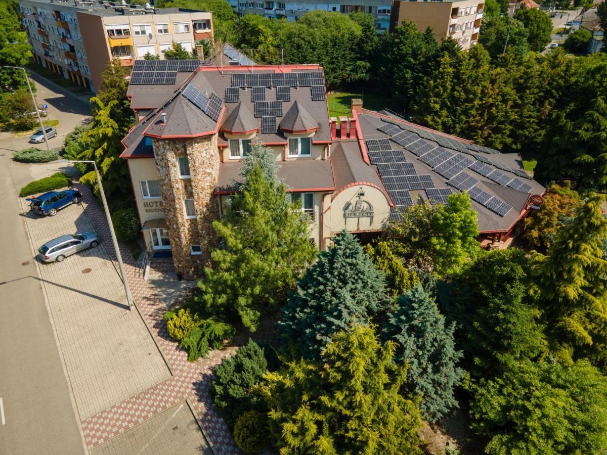 Korona Hotel Es Etterem Puspokladany Exterior photo