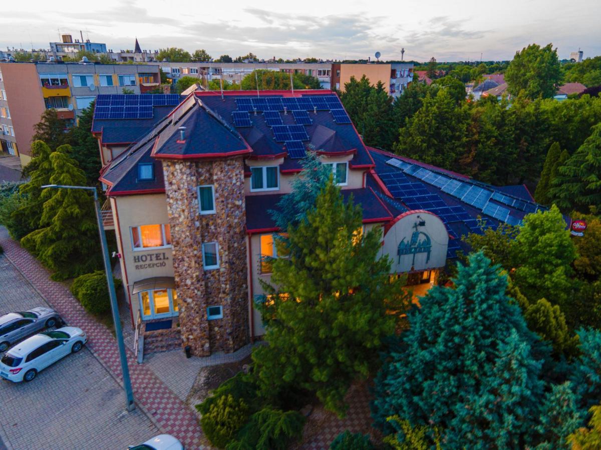 Korona Hotel Es Etterem Puspokladany Exterior photo