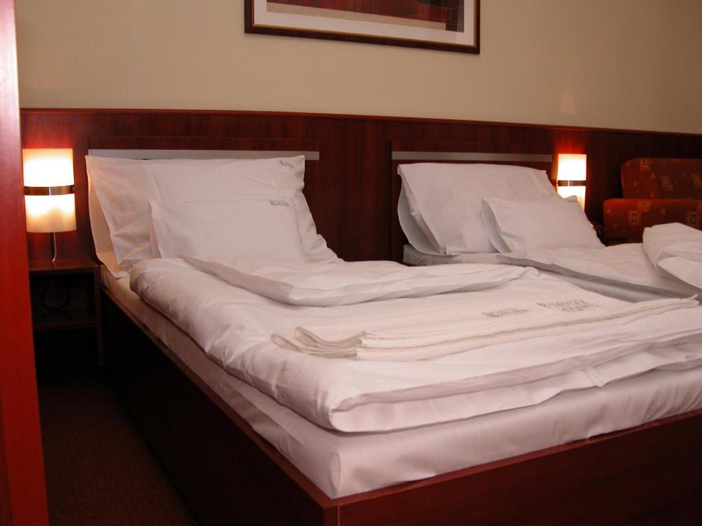 Korona Hotel Es Etterem Puspokladany Room photo
