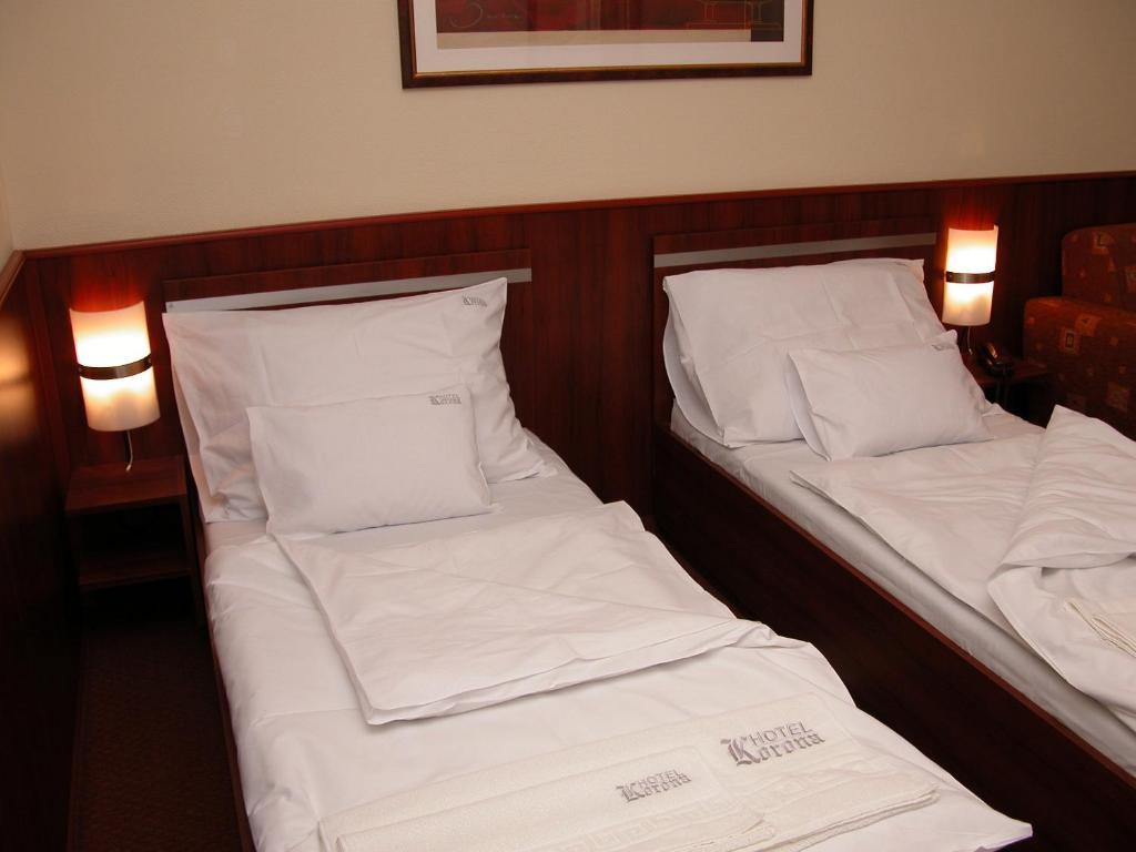 Korona Hotel Es Etterem Puspokladany Room photo