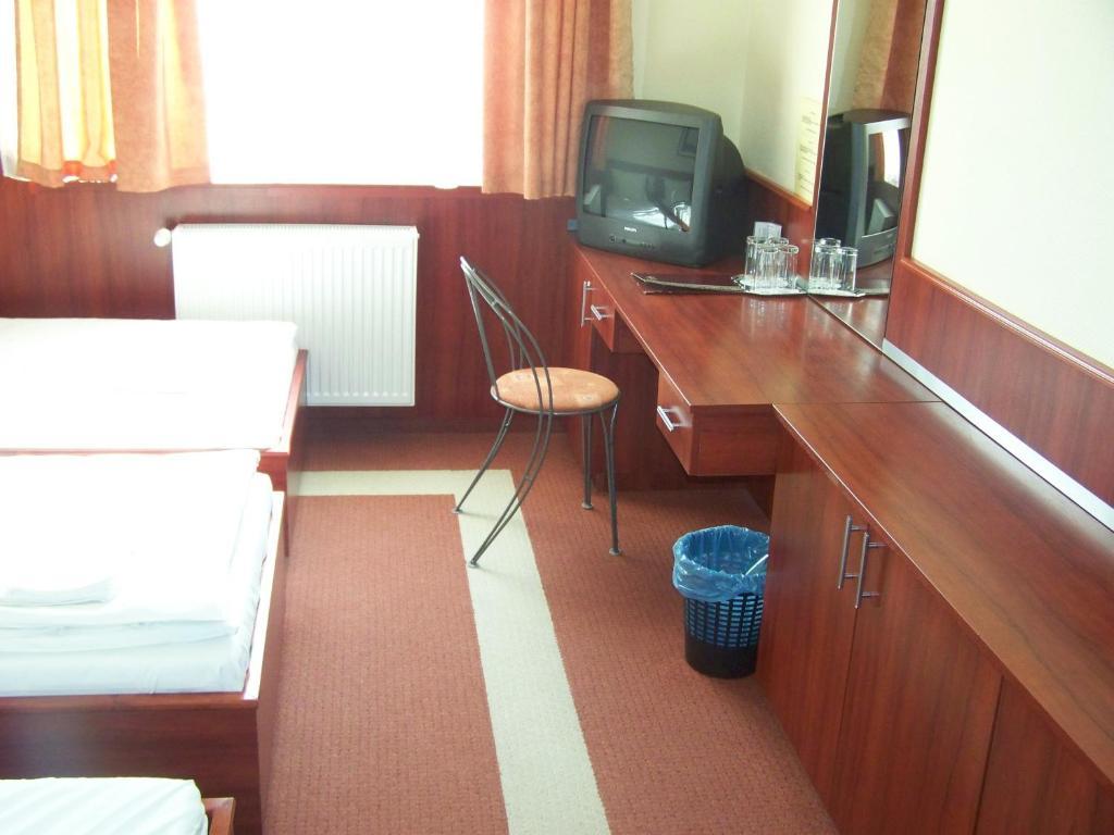 Korona Hotel Es Etterem Puspokladany Room photo