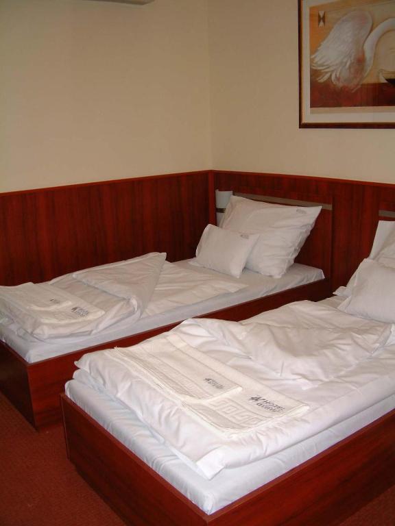 Korona Hotel Es Etterem Puspokladany Room photo