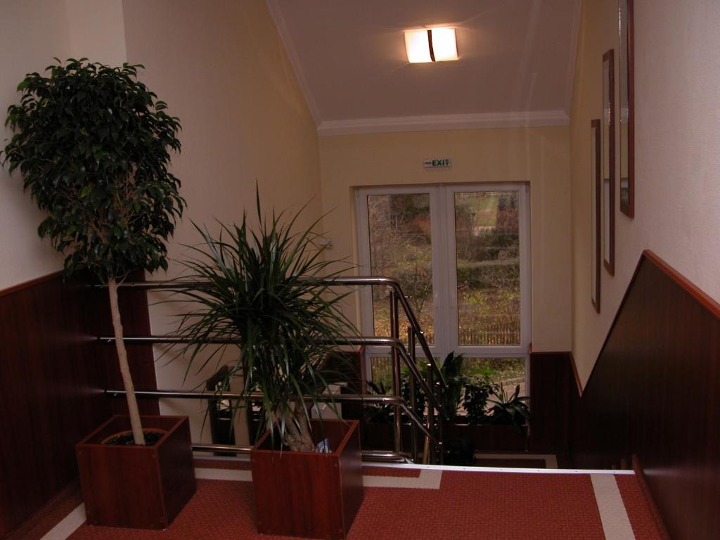 Korona Hotel Es Etterem Puspokladany Exterior photo