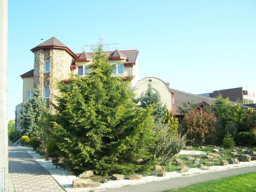 Korona Hotel Es Etterem Puspokladany Exterior photo